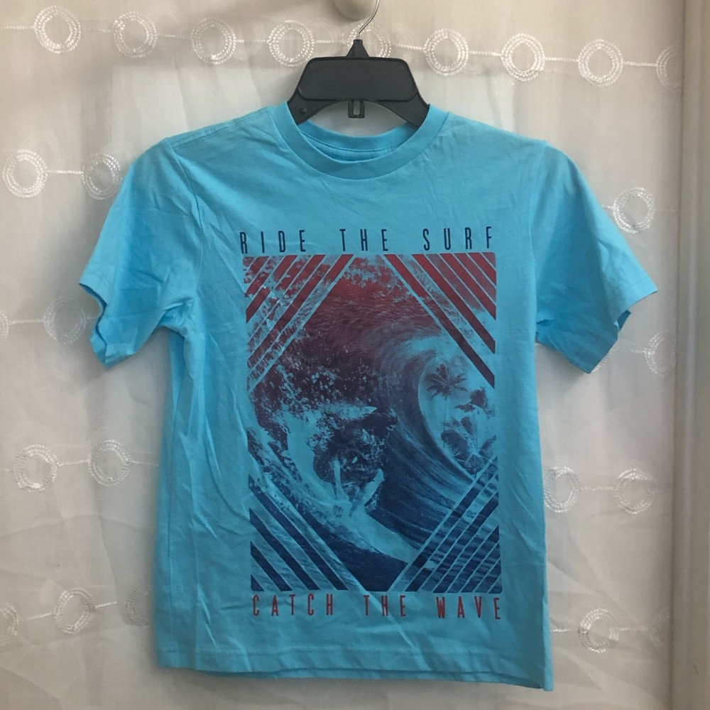 ❤️BUNDLE buy 3 get 15% OFF❤️
NWOT The Place Boy Blue Catch the Wave T shirt